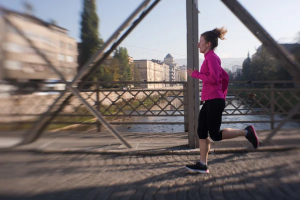在早上慢跑的运动型女人 — 图库照片