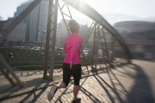 Sportivo donna jogging su mattina — Foto Stock