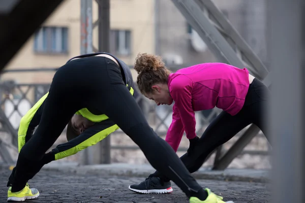 Paar warming-up vóór joggen — Stockfoto