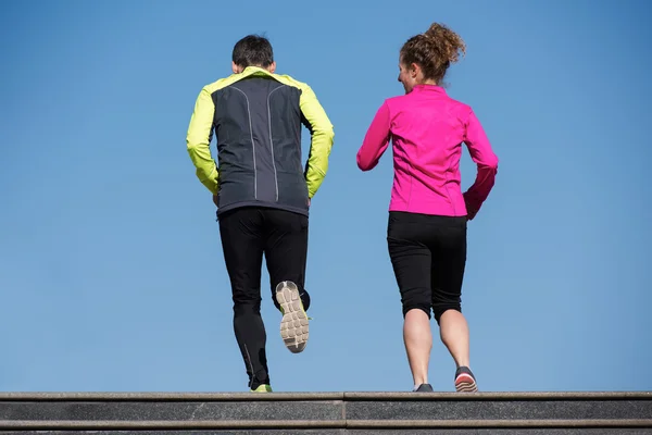 Joven pareja jogging en pasos — Foto de Stock