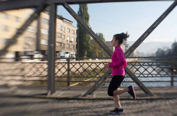 Sportowy kobieta jogging na rano — Zdjęcie stockowe