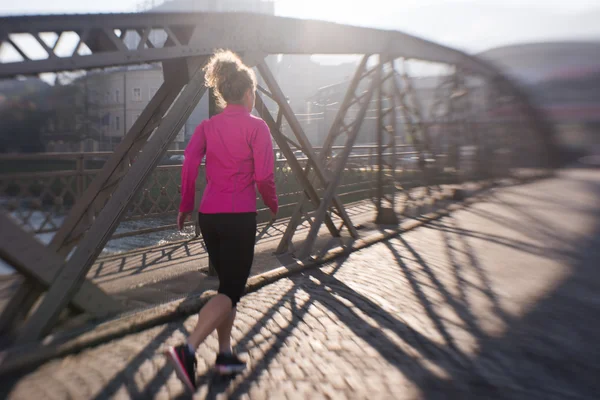 Mujer deportiva trotando en la mañana — Foto de Stock