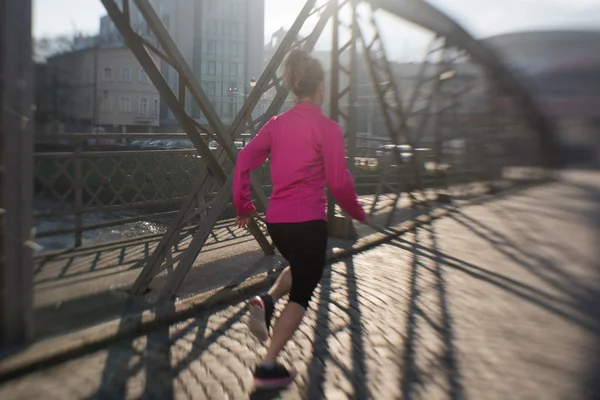 Mujer deportiva trotando en la mañana — Foto de Stock