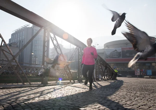 Sportiv femeie jogging pe dimineața — Fotografie, imagine de stoc