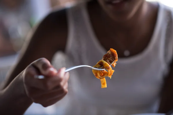 Makarna yiyen bir Afrikalı-Amerikalı kadın — Stok fotoğraf