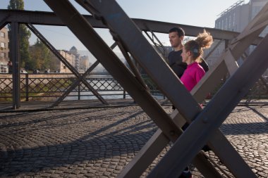 genç bir çift koşu