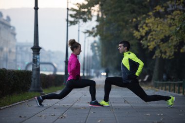 genç bir çift koşu önce ısınma