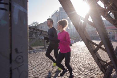 genç bir çift koşu