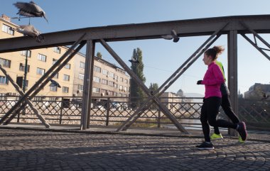 genç bir çift koşu