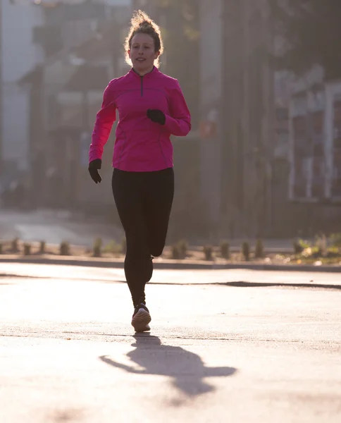 Sportivo donna jogging su mattina — Foto Stock