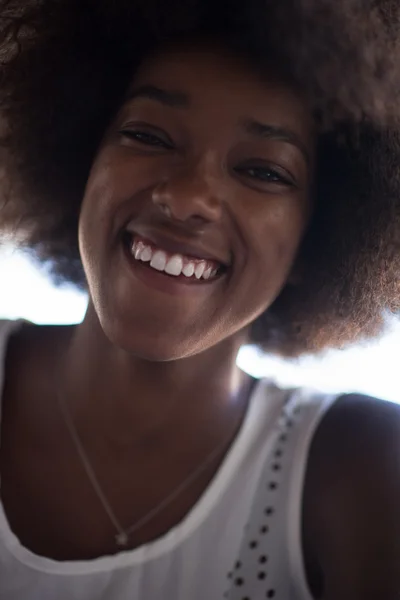 Bella giovane donna afroamericana — Foto Stock