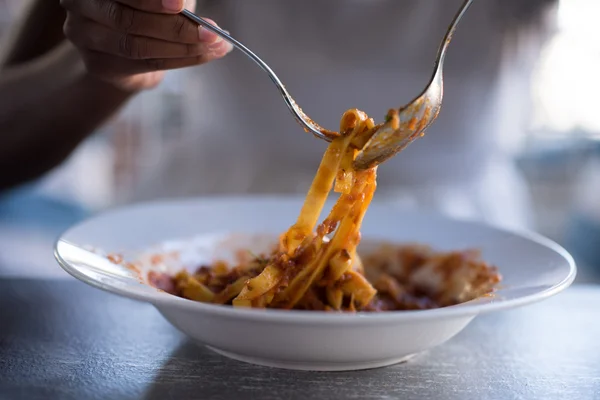 Seorang wanita muda Afrika-Amerika makan pasta — Stok Foto