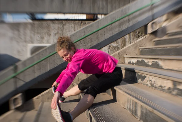 Mulher se alongando antes de correr pela manhã — Fotografia de Stock