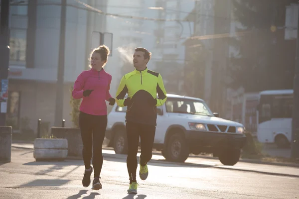 Giovane coppia jogging — Foto Stock