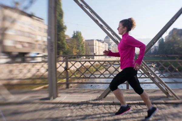 Femme sportive jogging le matin — Photo