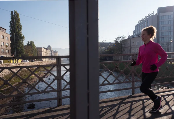 Sportivo donna jogging su mattina — Foto Stock