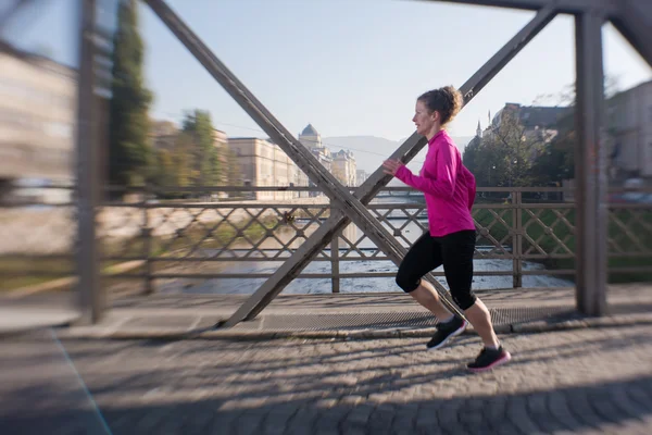 Rozciąganie przed rano jogging kobieta — Zdjęcie stockowe