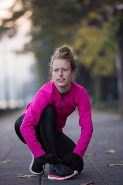 Koşu sabaha uzanan kadın