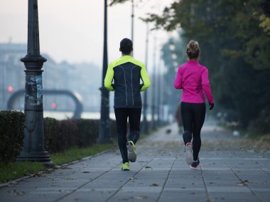 genç bir çift koşu