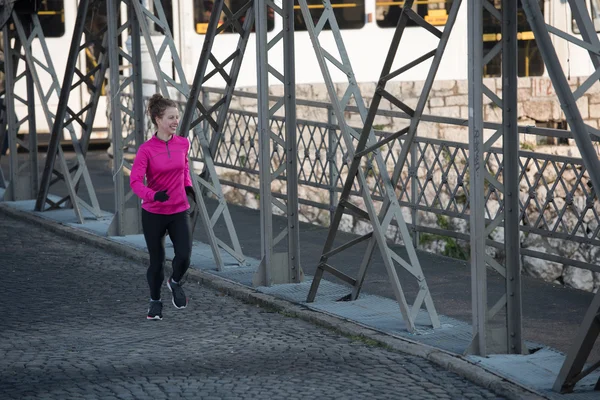 Sportovní žena zaběhat na ráno — Stock fotografie