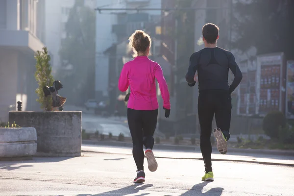 Jeune couple jogging — Photo