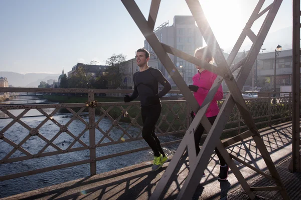 Jovem casal jogging — Fotografia de Stock