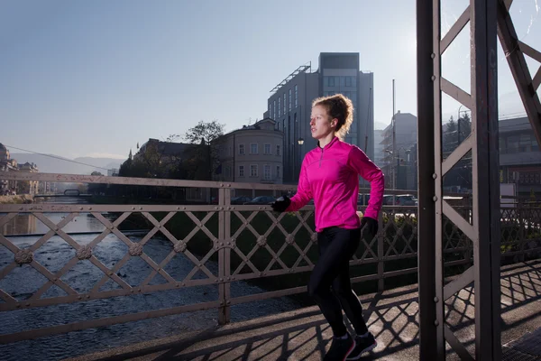 Mujer deportiva trotando en la mañana —  Fotos de Stock