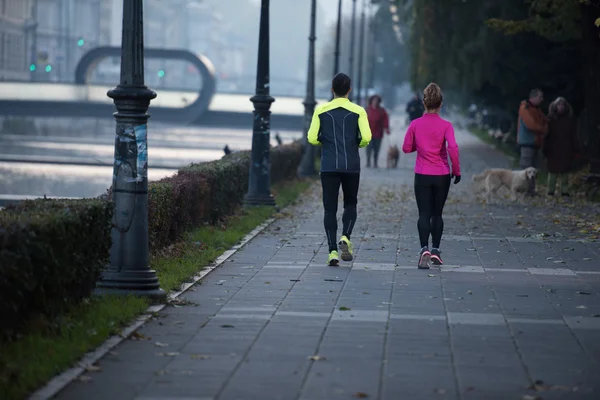 Giovane coppia jogging — Foto Stock