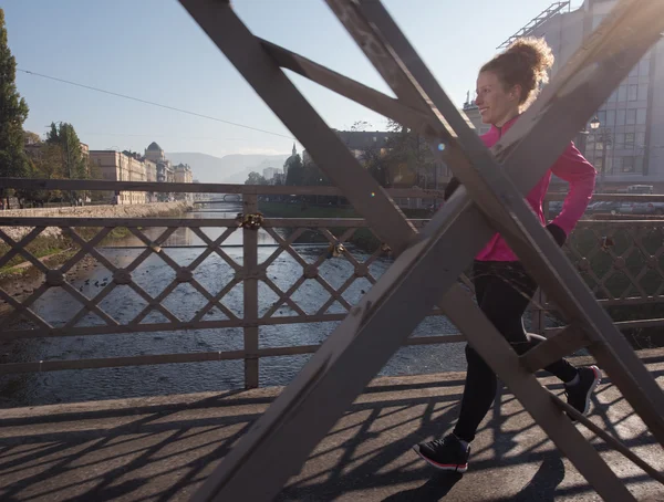 Sportivo donna jogging su mattina — Foto Stock