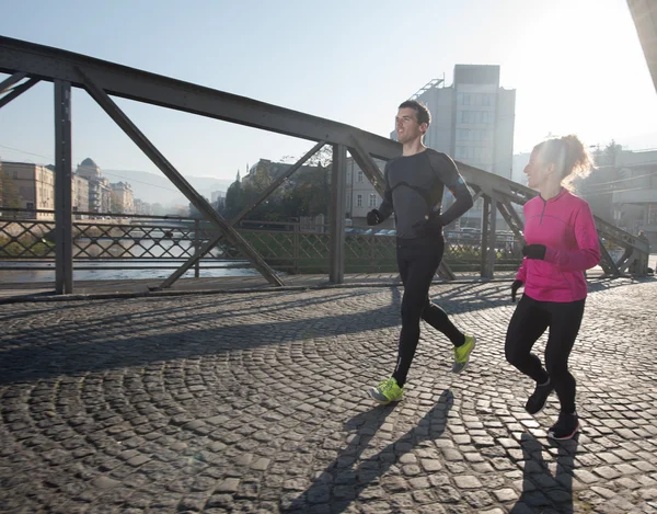 Jeune couple jogging — Photo