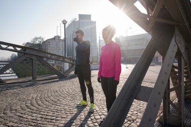 Çift jogging önce ısınma