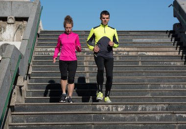 Genç çift merdivenlerinde koşu