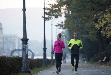 genç bir çift koşu