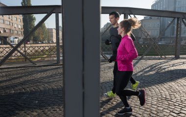 genç bir çift koşu