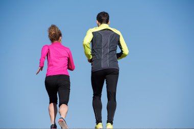 Genç çift merdivenlerinde koşu