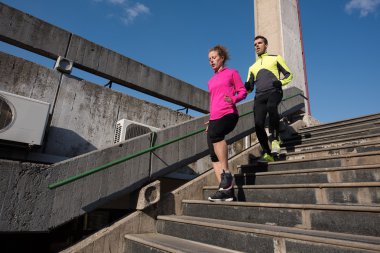 Genç çift merdivenlerinde koşu