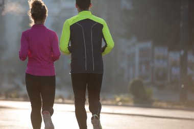 genç bir çift koşu