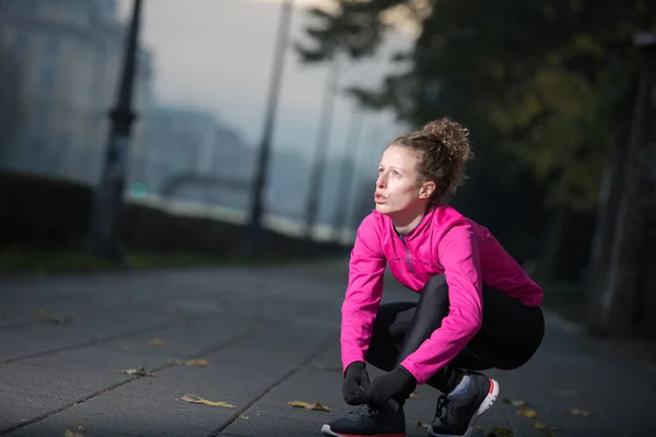 Rozciąganie przed rano jogging kobieta — Zdjęcie stockowe