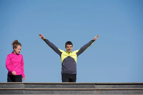 若いカップルの手順でジョギング — ストック写真