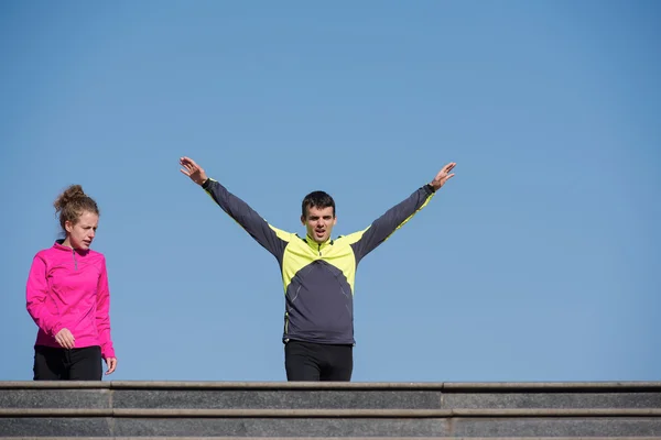 Jong koppel joggen op stappen — Stockfoto