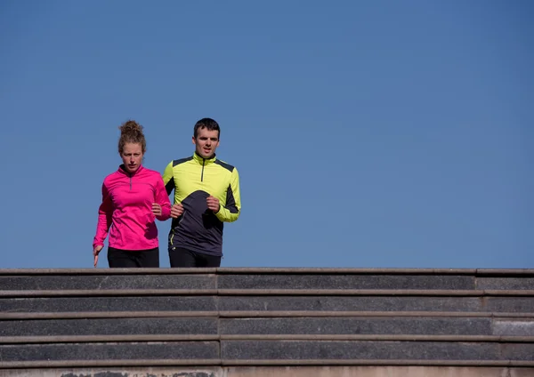 Jong koppel joggen op stappen — Stockfoto