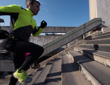 Genç çift merdivenlerinde koşu