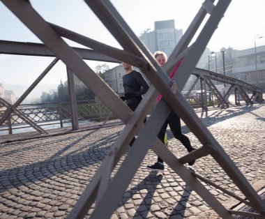 genç bir çift koşu