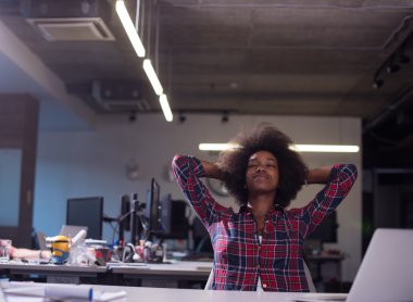 Genç başarılı Afrikalı-Amerikalı kadın 