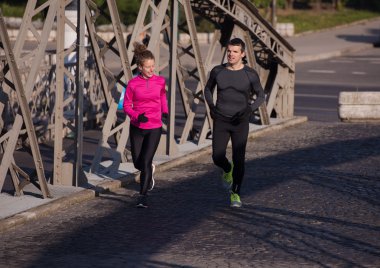 genç bir çift koşu