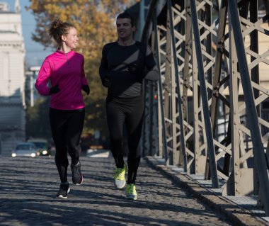 genç bir çift koşu