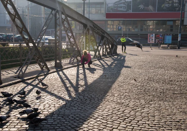 Sportliche Frau joggt am Morgen — Stockfoto