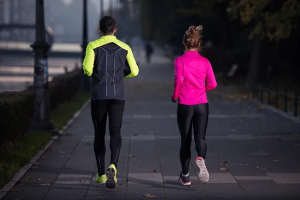 Jeune couple jogging — Photo