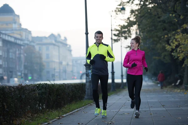 Jeune couple jogging — Photo