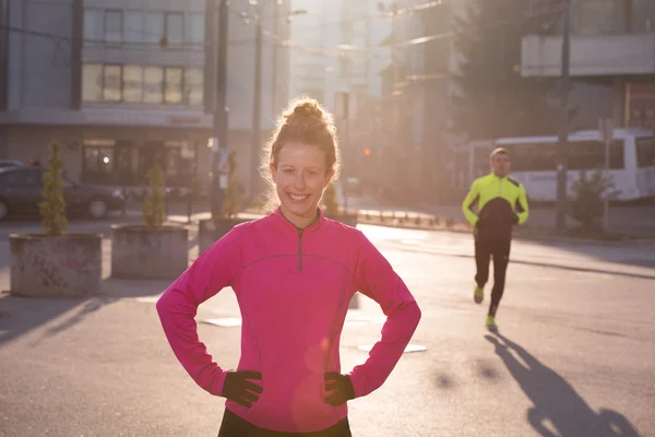 Rozciąganie przed rano jogging kobieta — Zdjęcie stockowe